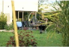 Mit Hängematten und Gartentischen eine Wohlfühloase schaffen