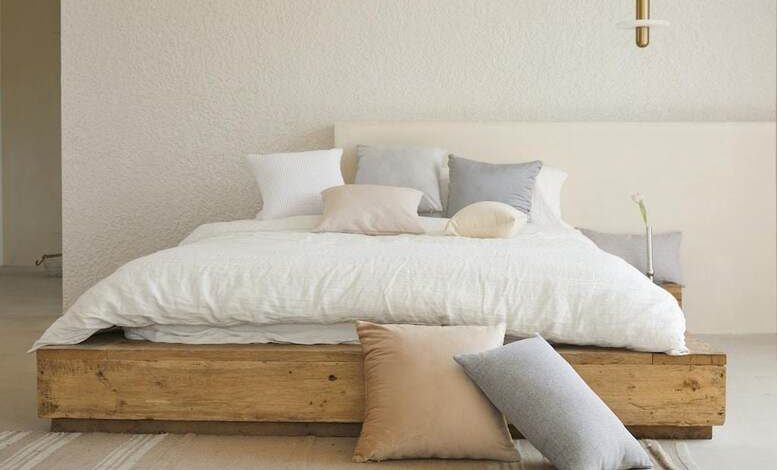 Ein Bett im skandinavischen Stil