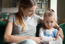 Wie du deinem Kind hilfst, die Sorgen zum Schulstart zu überwinden