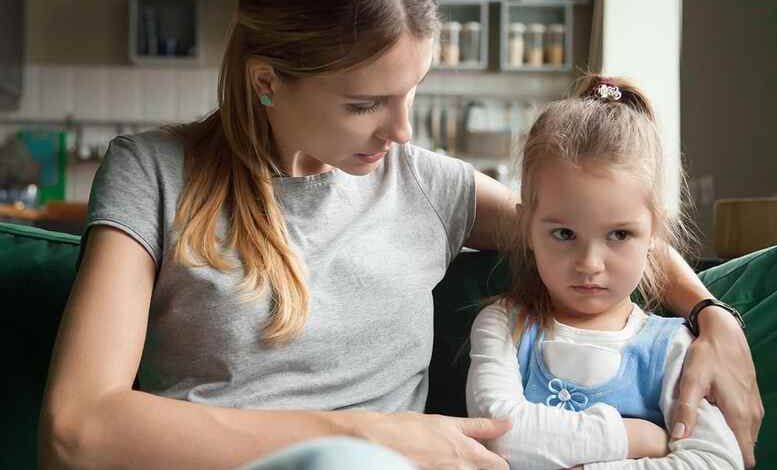 Wie du deinem Kind hilfst, die Sorgen zum Schulstart zu überwinden